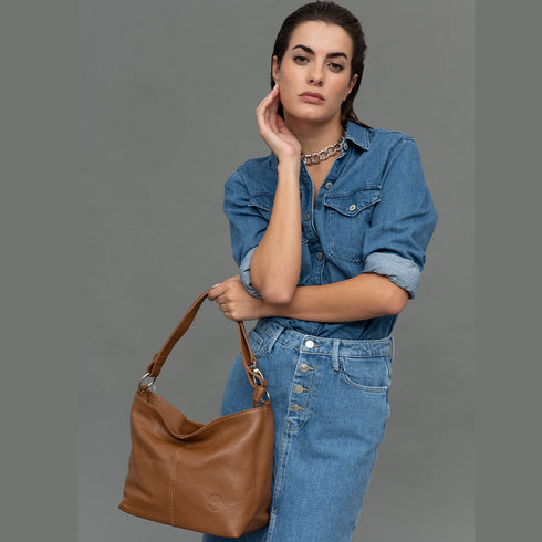 Bolso de hombro para mujer de piel con bandolera extensible marrón Mara