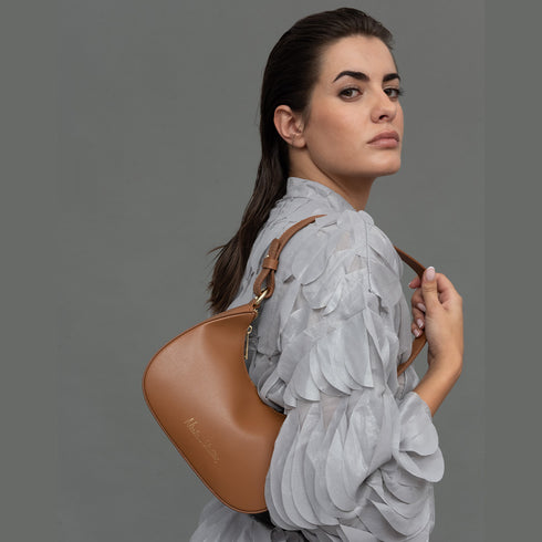 Bolso de hombro para mujer de piel saffiano con bandolera larga marrón Maribel