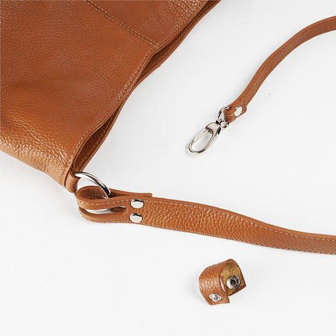 Bolso de hombro para mujer de piel con bandolera extensible marrón Mara