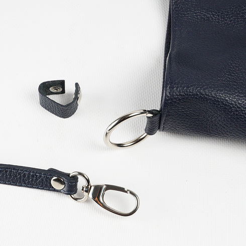 Bolso de hombro para mujer de piel con bandolera extensible azul marino Mara