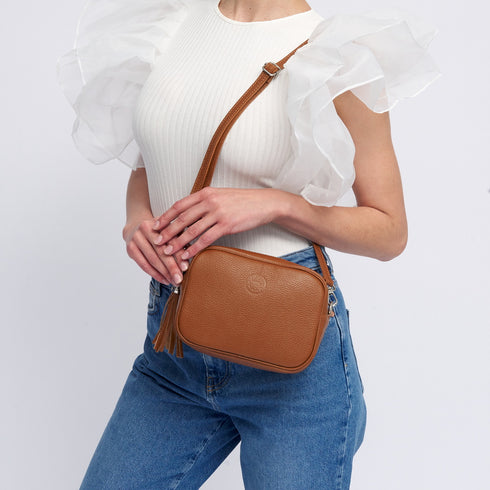 Bolso de Piel bandolera cuadrado marrón con pompón de mujer Cristin