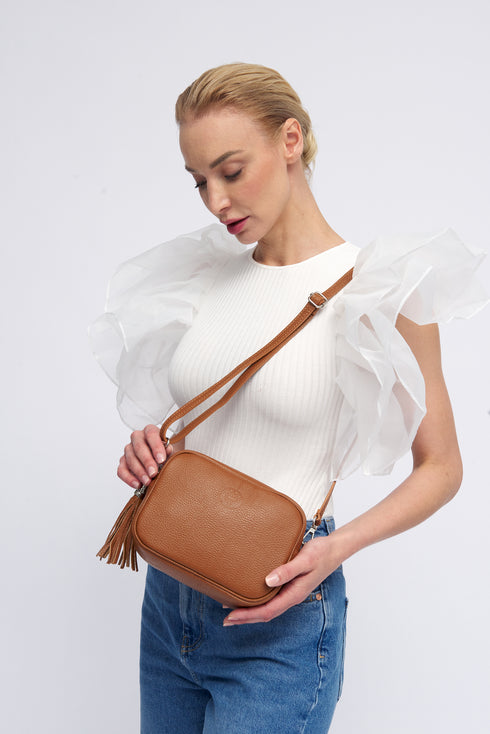 Bolso de Piel bandolera cuadrado marrón con pompón de mujer Cristin