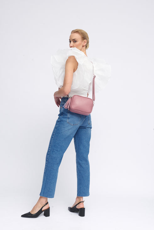 Bolso de bandolera piel con pompón Cristin Rosa oscuro