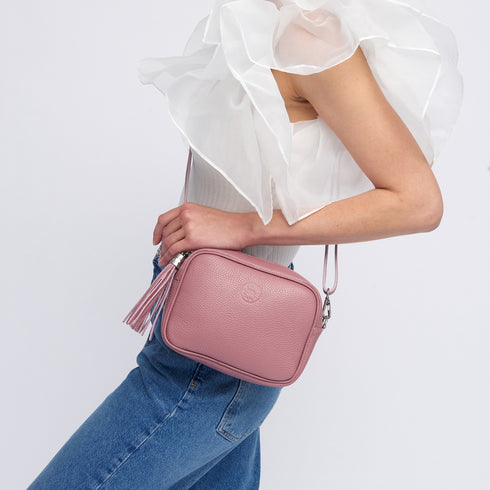 Bolso de bandolera piel con pompón Cristin Rosa oscuro