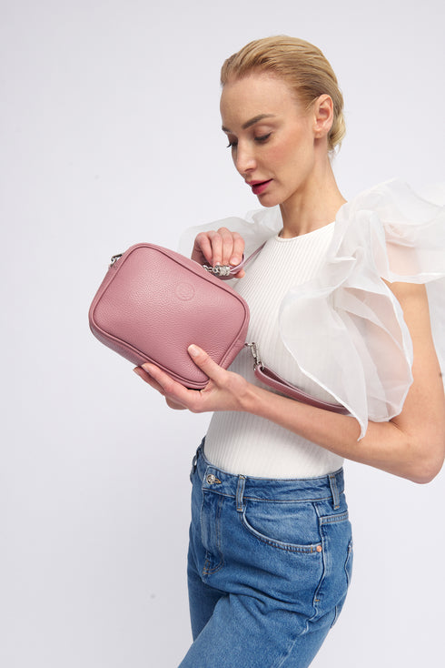 Bolso de bandolera piel con pompón Cristin Rosa oscuro