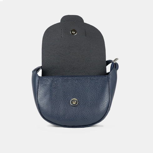 Bolso bandolera para mujer de piel con solapa azul marino Celia