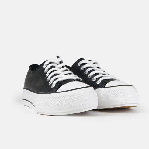 Zapatilla con cordones de PU negro Corina