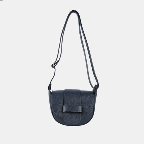 Bolso bandolera para mujer de piel con solapa azul marino Celia