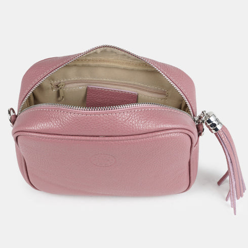 Bolso de bandolera piel con pompón Cristin Rosa oscuro
