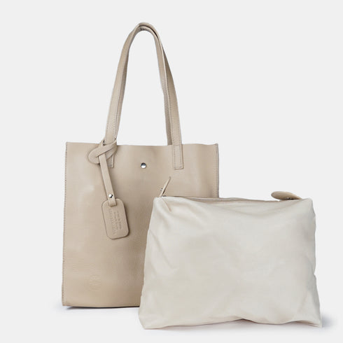 Bolso estilo tote bag para mujer de color kahki con piel genuina de calidad en vista frontal con el neceser.