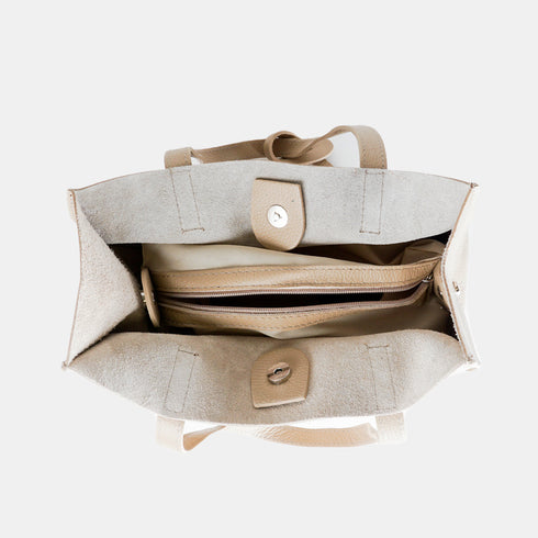 Bolso estilo tote bag para mujer de color kahki con piel genuina de calidad en vista interior con el neceser dentro abierto.