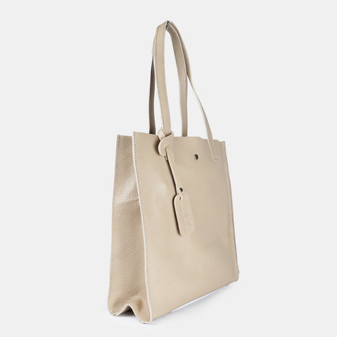Bolso estilo tote bag para mujer de color kahki con piel genuina de calidad en vista lateral.
