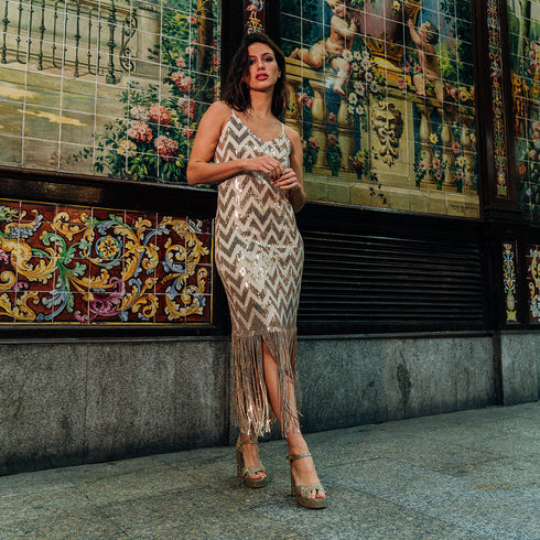 Zapatos de fiesta con tacón de doce centímetros para mujer de color dorado. Modelo con zapatos de fiesta.