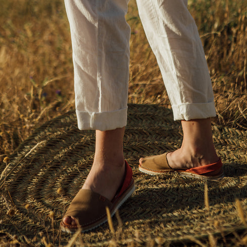 Menorquina de mujer de piel Alba (Beige/Naranja)