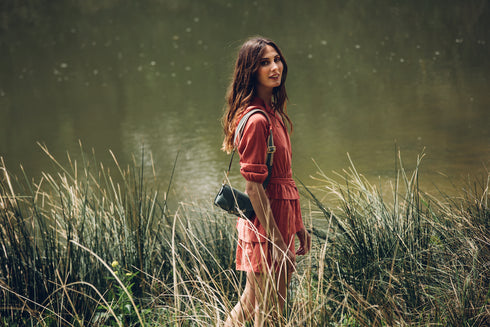 Bolso de bandolera porta móvil de piel Pili verde aguacate