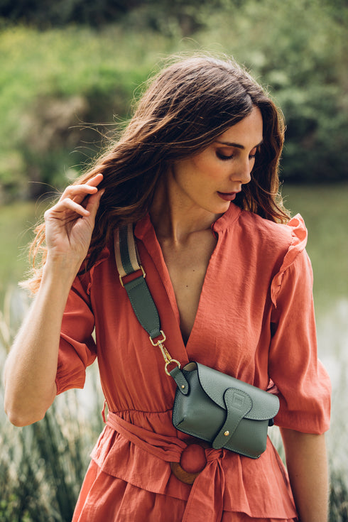 Bolso de bandolera porta móvil de piel Pili verde aguacate