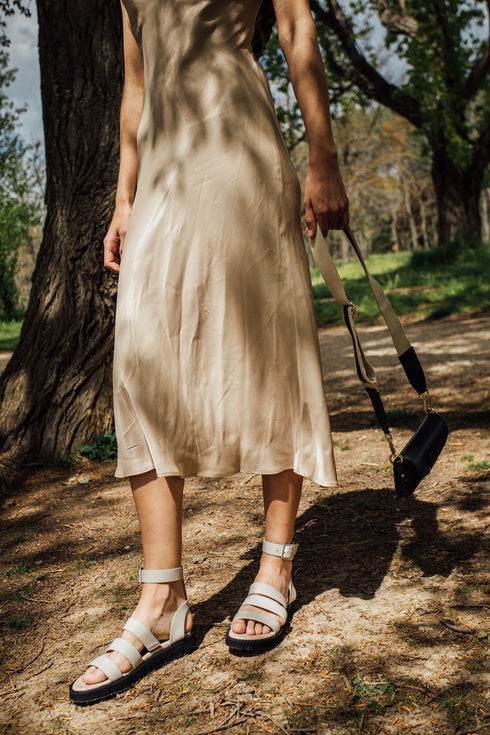 Sandalia romano de piel con piso grueso Narcis Beige