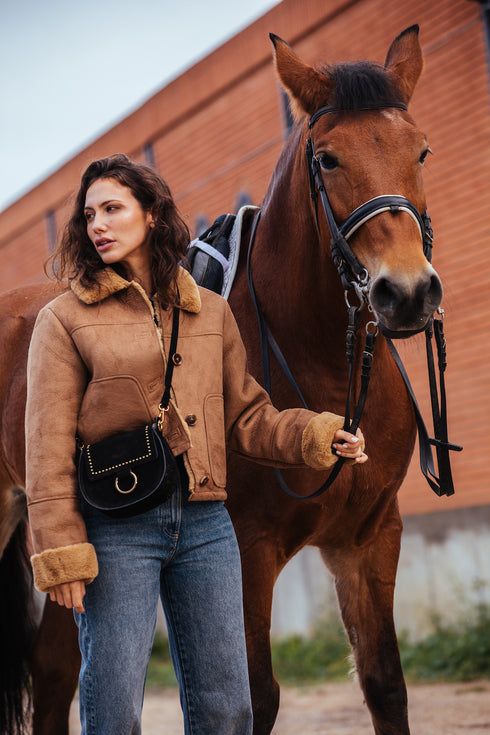 Bolso de bandolera con solapa piel serraje negro Camila