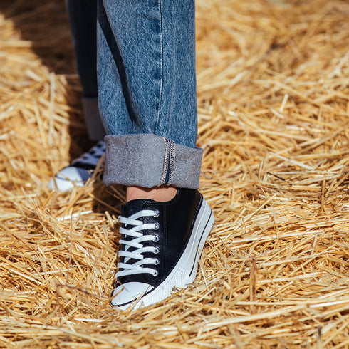 Zapatilla con cordones de PU negro Corina