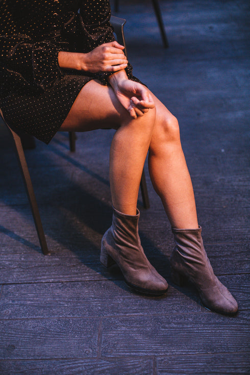 Botines de tacón mujer de antelina taupé Pineda