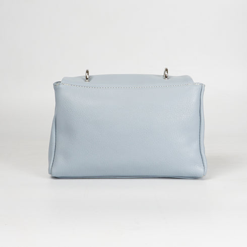 Bolso bandolera con solapa de piel azul celeste Carla primavera