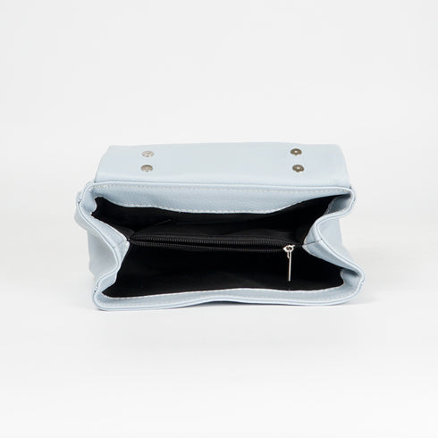 Bolso bandolera con solapa de piel azul celeste Carla primavera