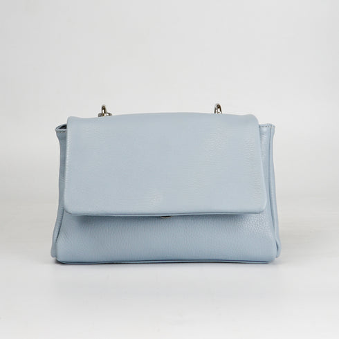 Bolso bandolera con solapa de piel azul celeste Carla primavera