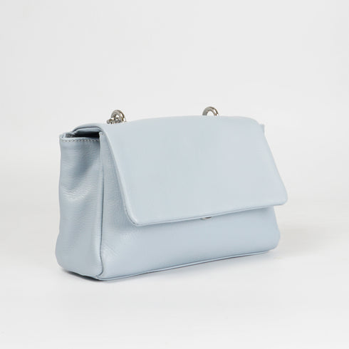 Bolso bandolera con solapa de piel azul celeste Carla primavera