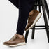 Zapatilla deportiva de hombre piel con cordones marrón Ezra