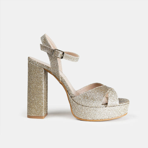 Zapatos de fiesta con tacón de doce centímetros para mujer de color dorado. Vista a la derecha