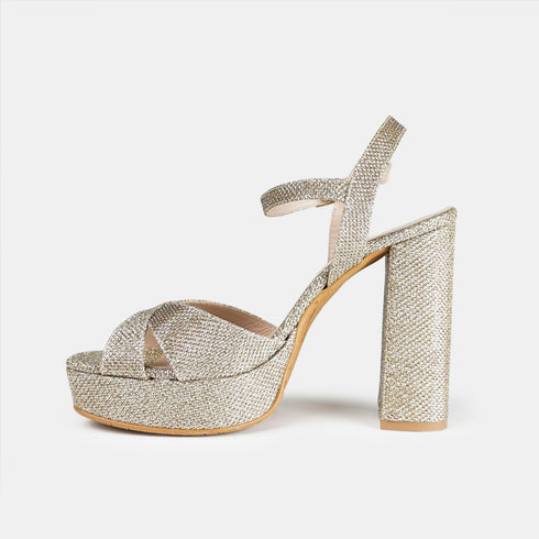 Zapatos de fiesta con tacón de doce centímetros para mujer de color dorado. Vista a la izda.