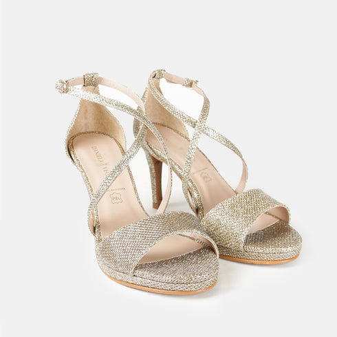 Vista lateral superior del modelo Marta, un tacón de fiesta para estas Navidades y Nochevieja. Tiene un brillo dorado o plateado que lo hace especial para las fiestas nocturnas de gala.