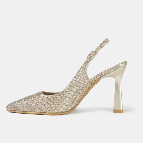 Vista izquierda del modelo Sabrina, un tacón de fiesta para estas Navidades y Nochevieja. Tiene un brillo dorado o plateado que lo hace especial para las fiestas nocturnas de gala. Tiene un tacón alto en forma de chupete.