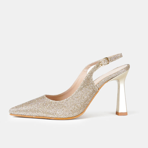 Vista izquierda del modelo Sabrina, un tacón de fiesta para estas Navidades y Nochevieja. Tiene un brillo dorado o plateado que lo hace especial para las fiestas nocturnas de gala.