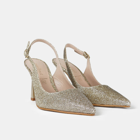 Vista lateral del modelo Sabrina, un tacón de fiesta para estas Navidades y Nochevieja. Tiene un brillo dorado o plateado que lo hace especial para las fiestas nocturnas de gala.