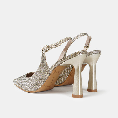 Vista trasera del modelo Sabrina, un tacón de fiesta para estas Navidades y Nochevieja. Tiene un brillo dorado o plateado que lo hace especial para las fiestas nocturnas de gala.