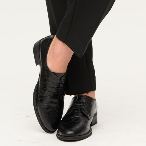 zapato-clasico-de-piel-de-mujer-cordones