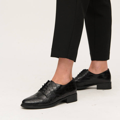 zapato-clasico-de-piel-de-mujer-cordones