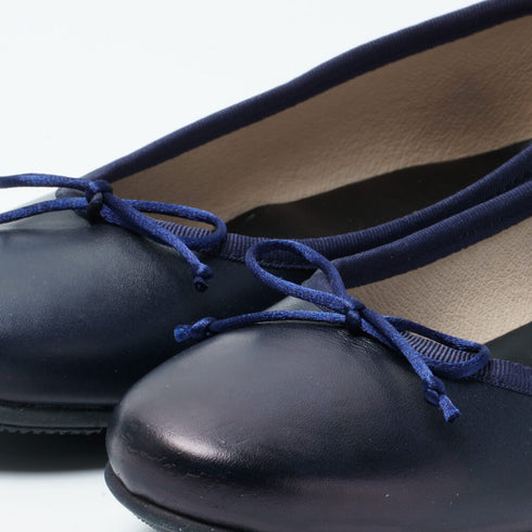 zapato-plano-de-mujer-piel-azul-marino